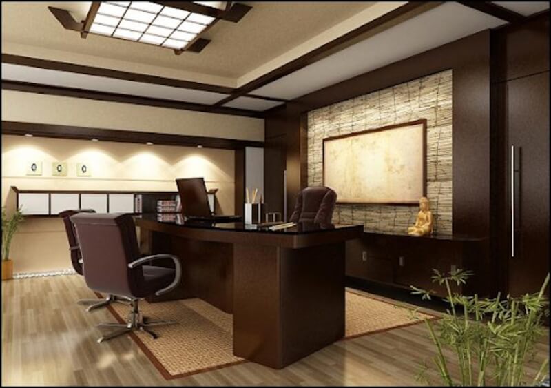 Văn phòng hiện đại với bàn gỗ tối màu, ghế da, ánh sáng tự nhiên, trang trí tượng Phật và cây xanh.