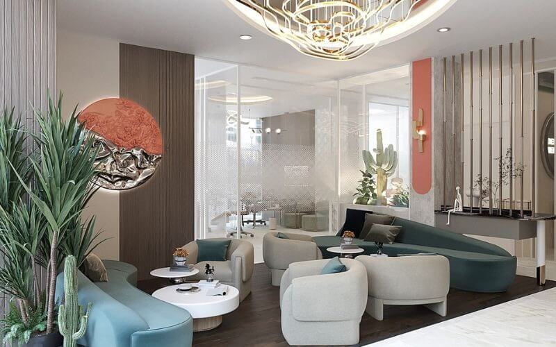 Phòng khách hiện đại với nội thất sang trọng, cây cảnh và đèn chùm độc đáo.