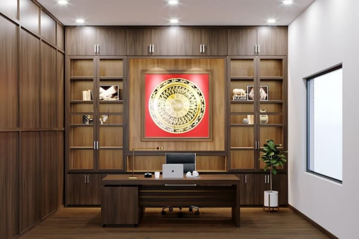 thiet-ke-phong-lam-viec-giam-doc-nho Văn phòng hiện đại với nội thất gỗ, tranh nghệ thuật treo tường, và bàn làm việc có máy tính xách tay trang nhã.