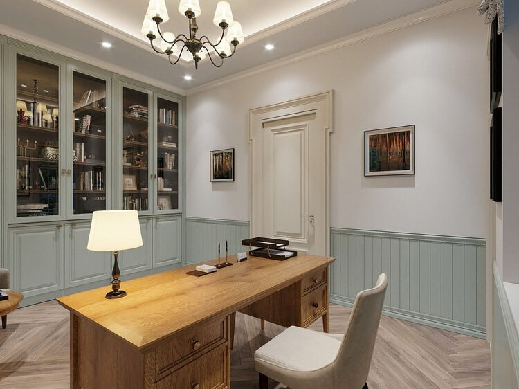 Văn phòng gia đình sang trọng với bàn gỗ, đèn chùm cổ điển và giá sách lớn màu xanh nhạt.