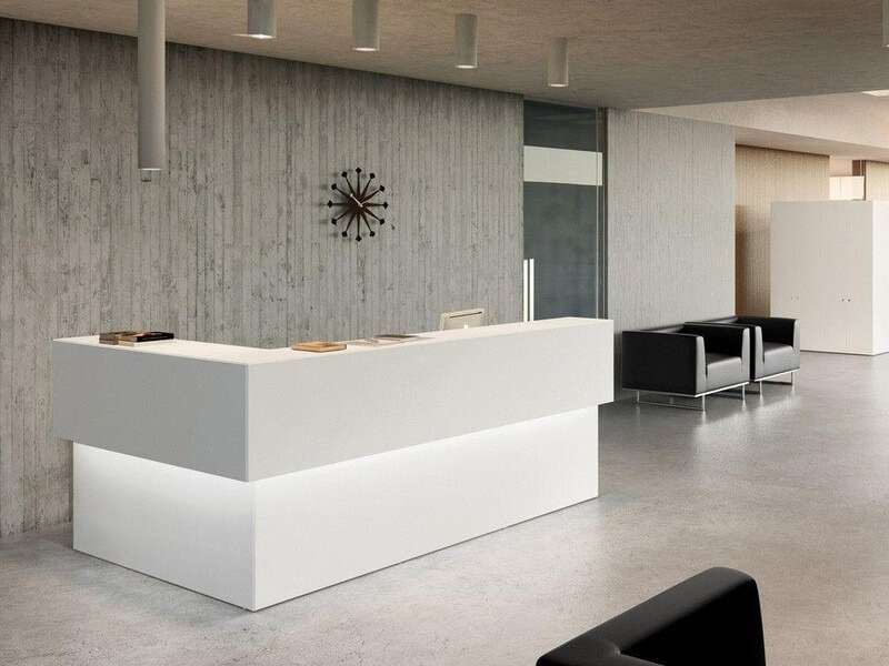 Thiết kế quầy lễ tân đơn giản màu trắng với đèn led phát sáng