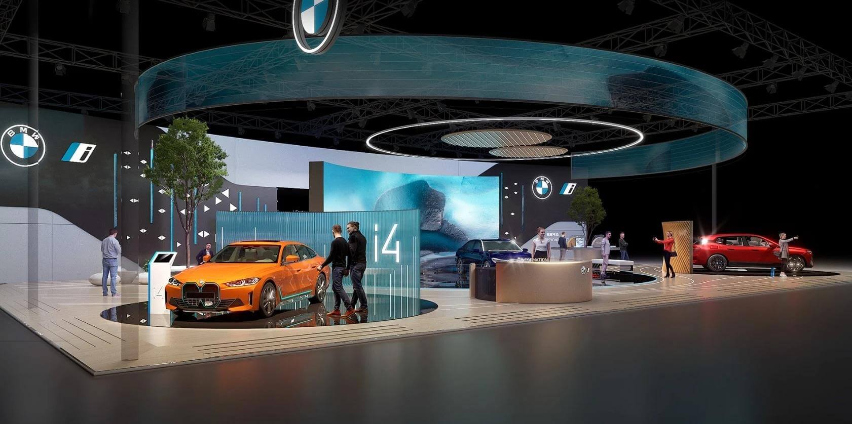 Hình ảnh triển lãm ô tô BMW với mẫu xe i4 màu cam tại hội chợ, biểu tượng BMW nổi bật.