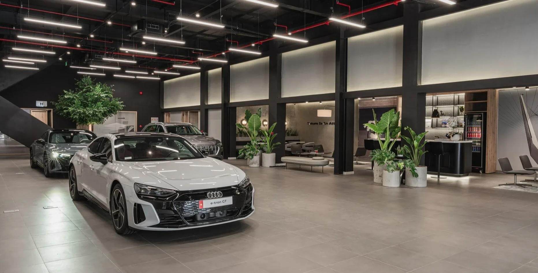 Phòng trưng bày xe hơi sang trọng với nhiều mẫu xe và không gian nội thất hiện đại.