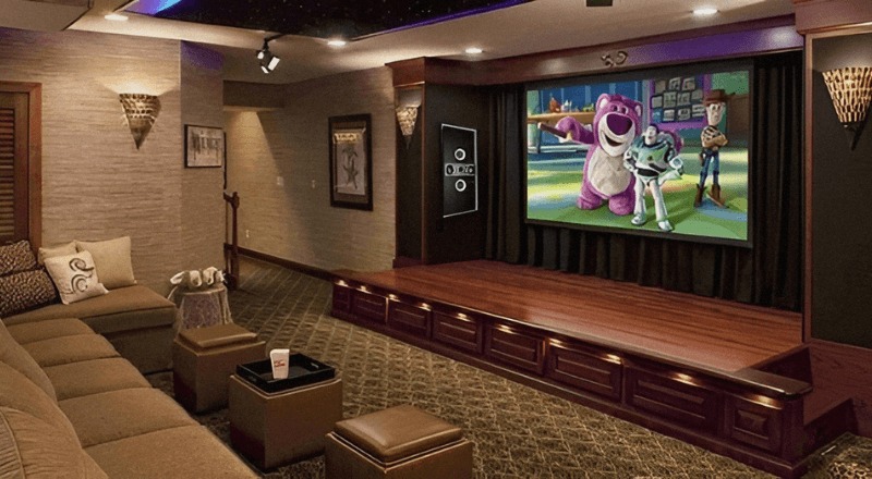 Phòng chiếu phim gia đình sang trọng với màn hình lớn, ghế sofa êm ái và trang trí ấm áp.