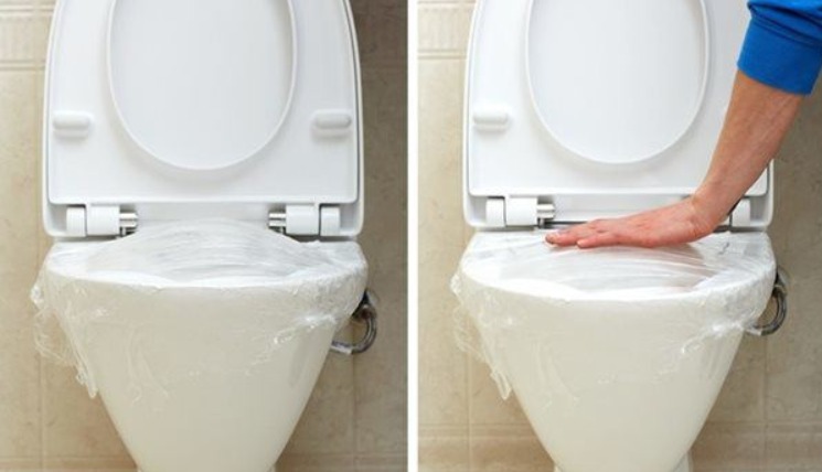 Bồn cầu bọc màng bọc thực phẩm được nhấn để thông tắc; mẹo vệ sinh nhà tắm hiệu quả.