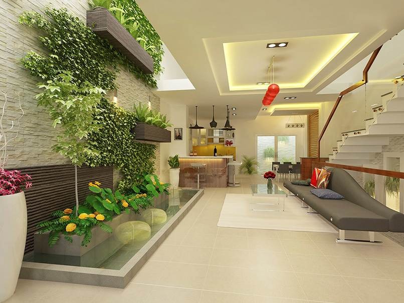 Phòng khách hiện đại với tường cây xanh, sofa đen và bàn kính, ánh sáng tự nhiên và nội thất tinh tế.