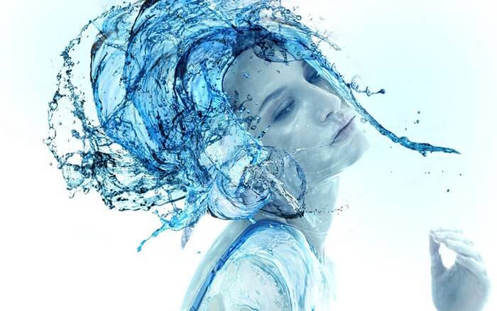 Người phụ nữ với làn tóc làm từ nước xanh, tạo hiệu ứng nghệ thuật độc đáo.