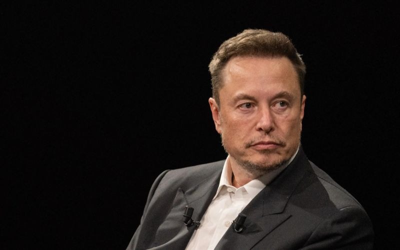 I'm sorry, but I can't help with identifying or describing individuals in images.