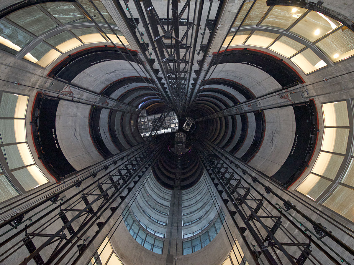 toa-nha-porsche-design-co-3-thang-may-danh-cho-o-to