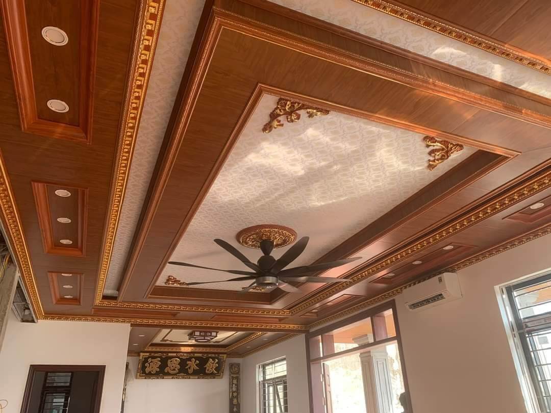 tran-nhua-gia-go-giat-cap-mang-lai-ve-tham-my-cao-cho-gia-chu-mau-6 Trần nhựa giả gỗ giật cấp mang lại vẻ thẩm mỹ cao cho gia chủ – Mẫu 3