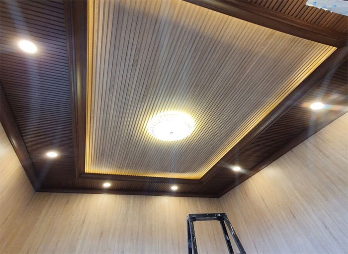 Trần nhựa giả gỗ lam sóng giật cấp