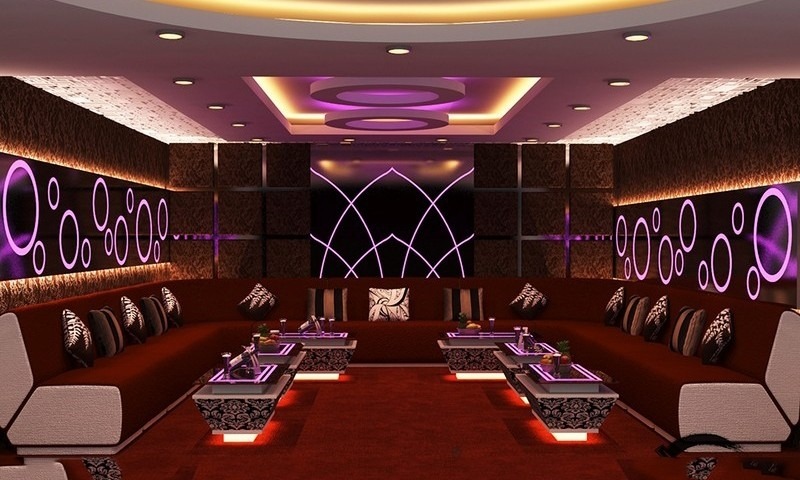 tran-thach-cao-3d-cho-phong-karaoke-kinh-doanh-2 Phòng karaoke hiện đại với sofa và ánh sáng tím. Nội thất sang trọng, thiết kế trần và tường lạ mắt.