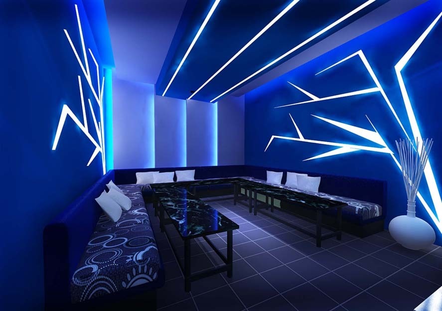 tran-thach-cao-phong-karaoke-hien-dai Phòng karaoke hiện đại với ánh sáng LED xanh dương, nội thất sang trọng và tranh tường nghệ thuật.