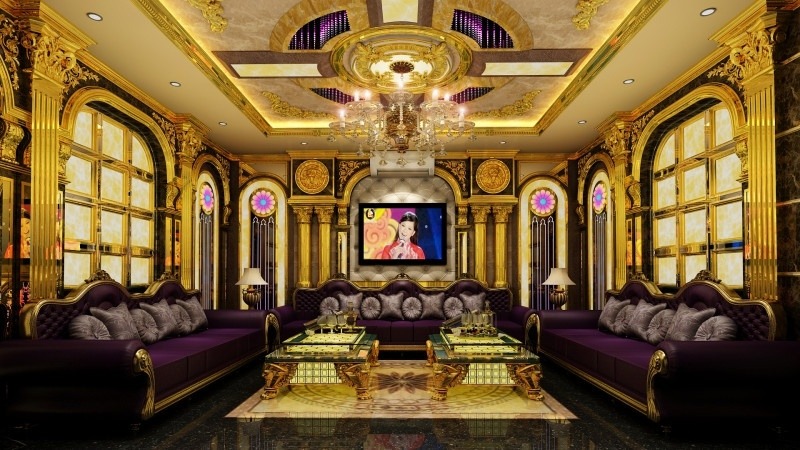 Phòng khách sang trọng với nội thất mạ vàng, sofa tím và đèn trần lộng lẫy, trong không gian cổ điển.