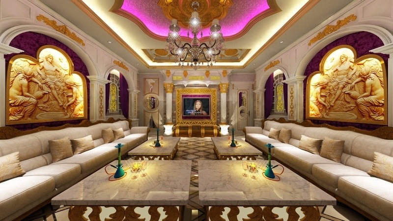 Phòng khách sang trọng với nội thất hoàng gia, trần đèn lộng lẫy và tranh tường nghệ thuật ấn tượng.