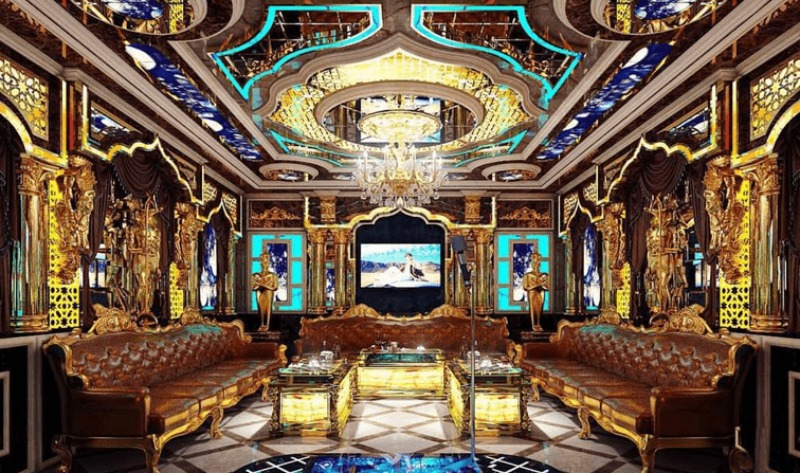 Phòng karaoke sang trọng với nội thất dát vàng và đèn chùm, tạo không gian lộng lẫy và hiện đại.