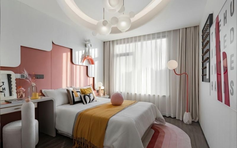 Phòng ngủ hiện đại với nội thất sáng tạo, tông màu trắng, cam và vàng ấm áp, ánh sáng tự nhiên từ cửa sổ lớn.