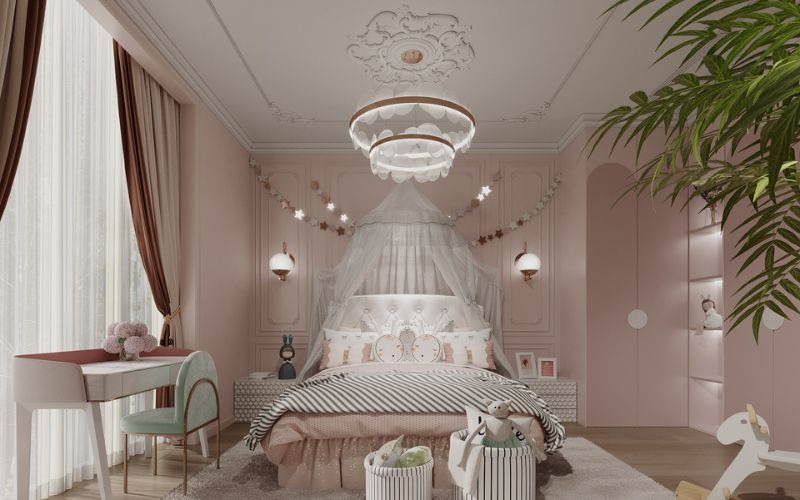 Phòng ngủ trẻ em màu hồng xinh xắn với giường tán công chúa, đèn chùm trang trí và không gian ấm cúng, dễ thương.