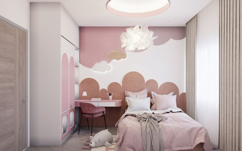 Phòng ngủ trẻ em với thiết kế màu hồng, đèn chùm độc đáo và giường mềm mại, tường vẽ mây trang trí.
