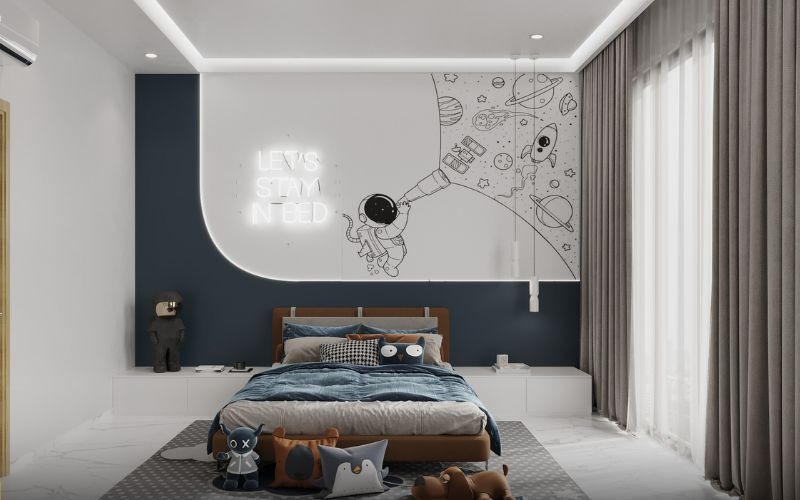 Phòng ngủ hiện đại với chủ đề phi hành gia và chữ LET'S STAY IN BED, nội thất tiện nghi, thiết kế sáng tạo.