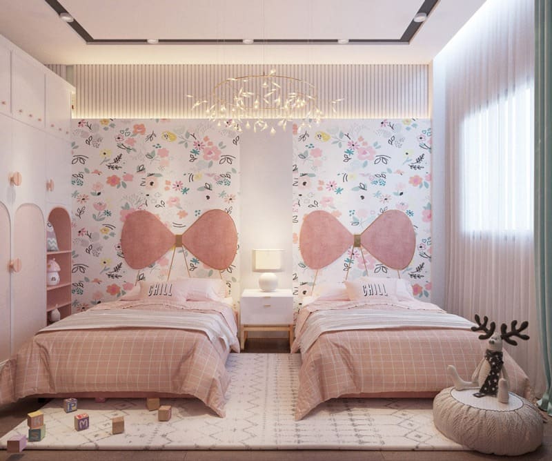 Phòng đôi trẻ em phong cách ngọt ngào với giường hồng và giấy dán tường hoa ấn tượng.