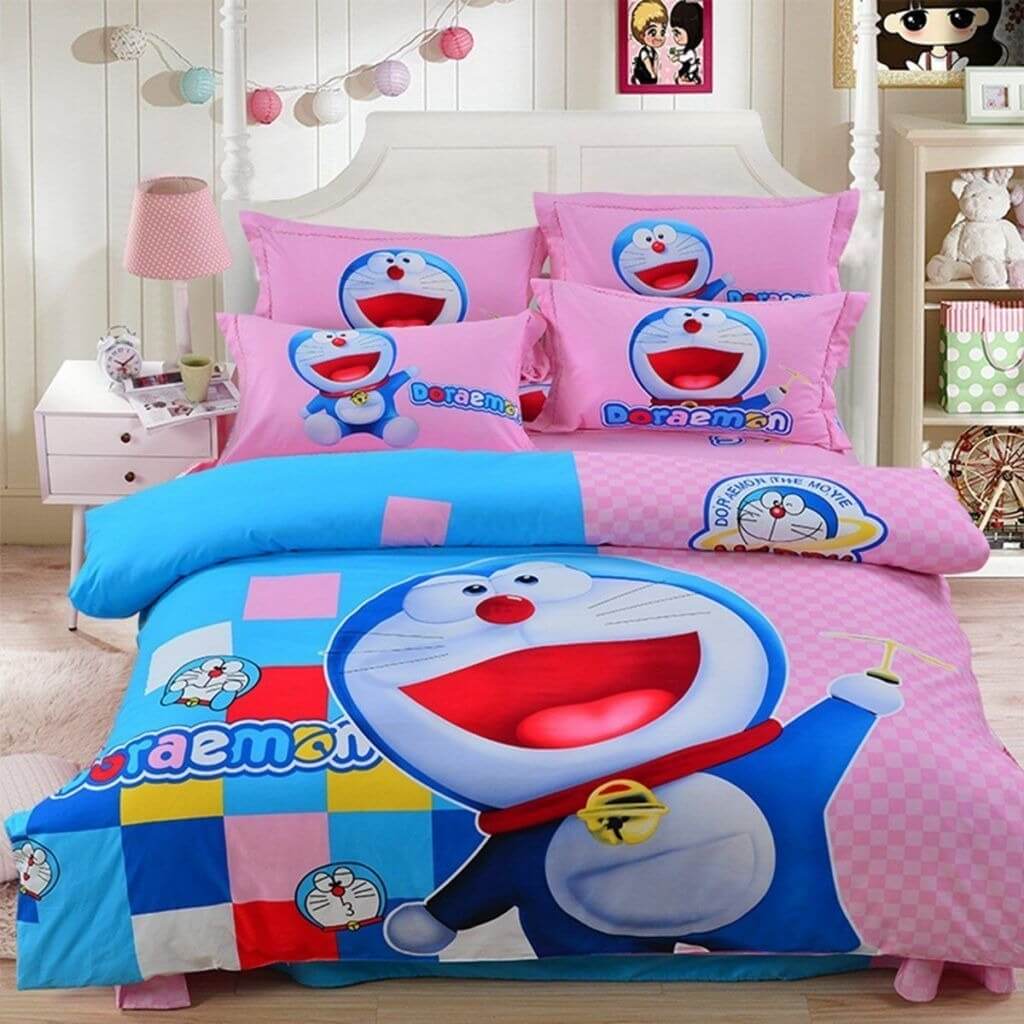 Bộ chăn ga gối in hình Doraemon, nền xanh hồng, trong phòng ngủ dễ thương.