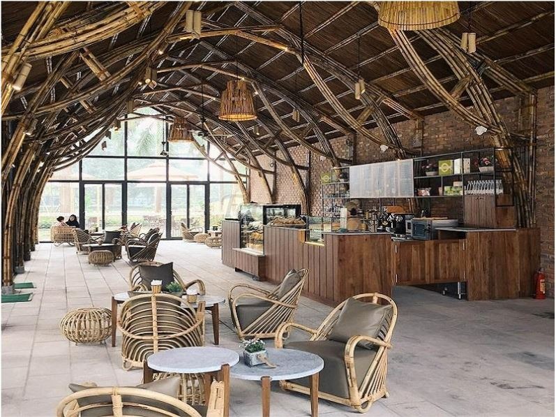 trang-tri-tran-cafe-voi-chat-lieu-tre-truc Quán cà phê với thiết kế nội thất tre nứa ấm cúng và hiện đại, mang lại không gian thư giãn cho khách hàng.