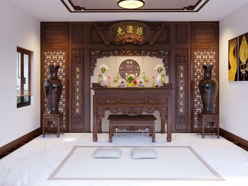 Phòng thờ truyền thống với bàn thờ gỗ, lọ hoa và đèn trang trí, tạo không gian trang nghiêm và thanh bình.
