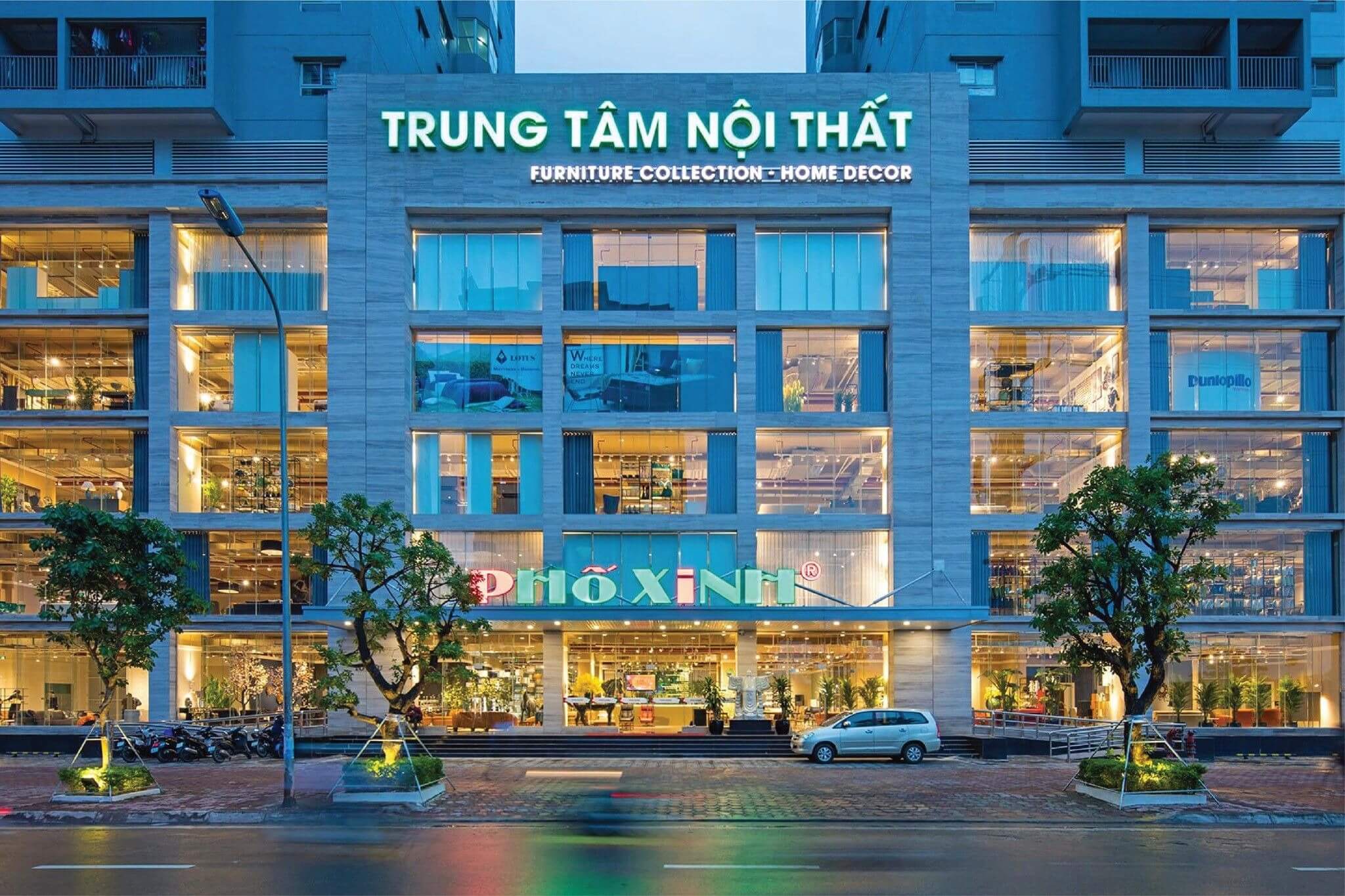 Tòa nhà trung tâm nội thất, trang trí nhà cửa với ánh đèn lung linh vào buổi tối.