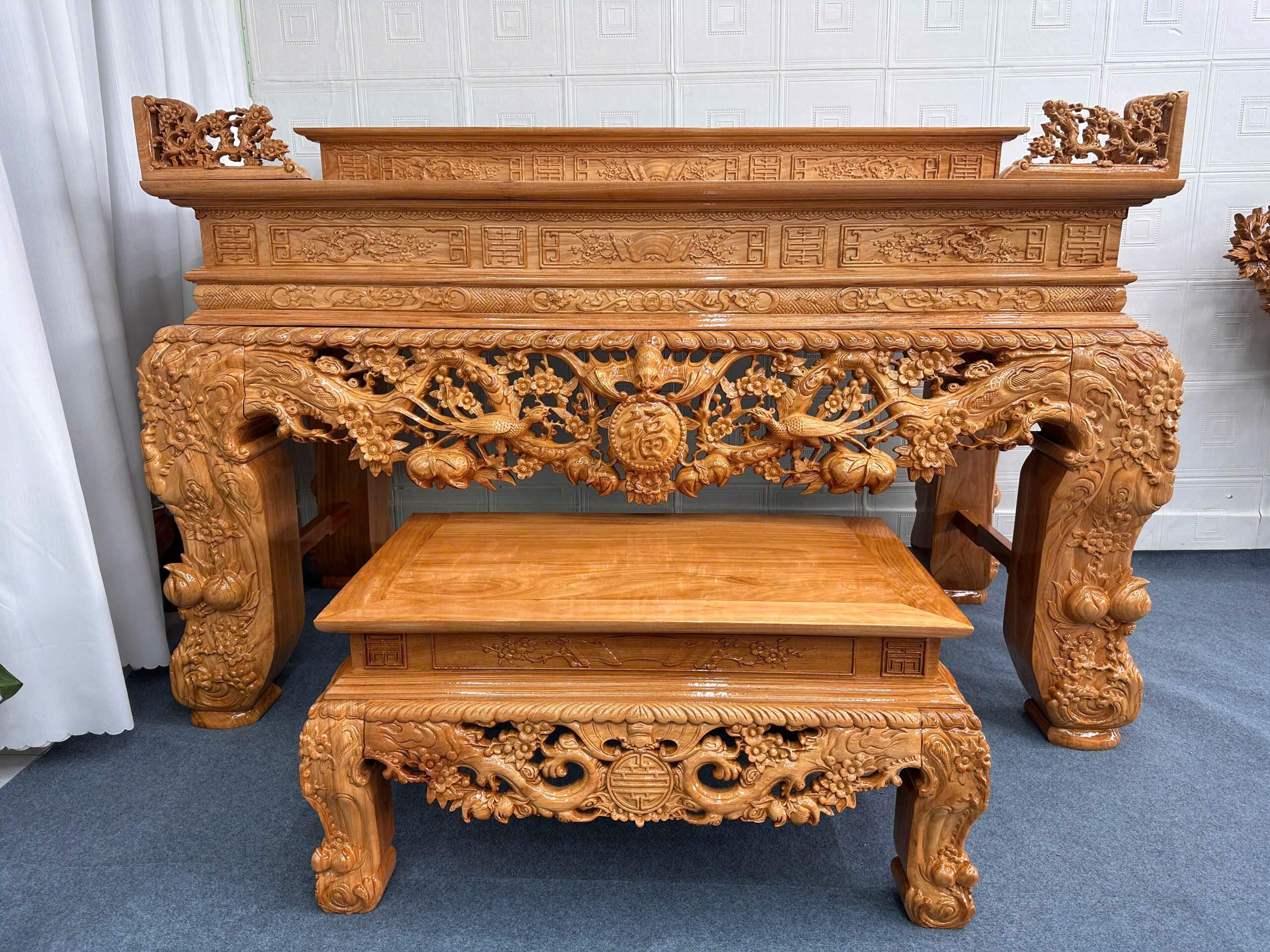Bàn thờ bằng gỗ chạm khắc tinh xảo, thiết kế truyền thống, đặt trên sàn trải thảm xanh.