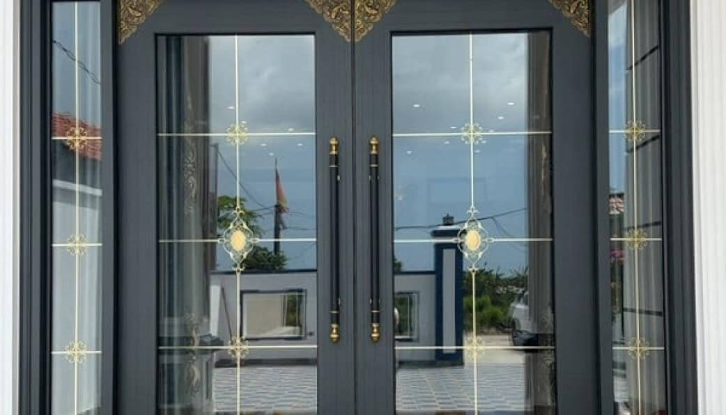 Cửa kính cường lực màu đen với hoa văn trang trí tinh tế, thiết kế sang trọng và hiện đại.