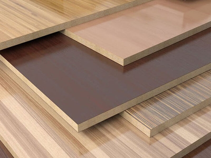 ubmlhpivqn01ae2t9so8 Các tấm ván gỗ công nghiệp phủ laminate nhiều màu sắc, dùng trong sản xuất nội thất.