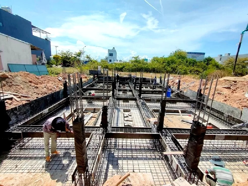 uu-diem-cua-mong-bang-2-phuong Công nhân thi công móng nhà, công trường xây dựng dưới ánh nắng, nền móng thép chắc chắn, chuẩn bị xây dựng.