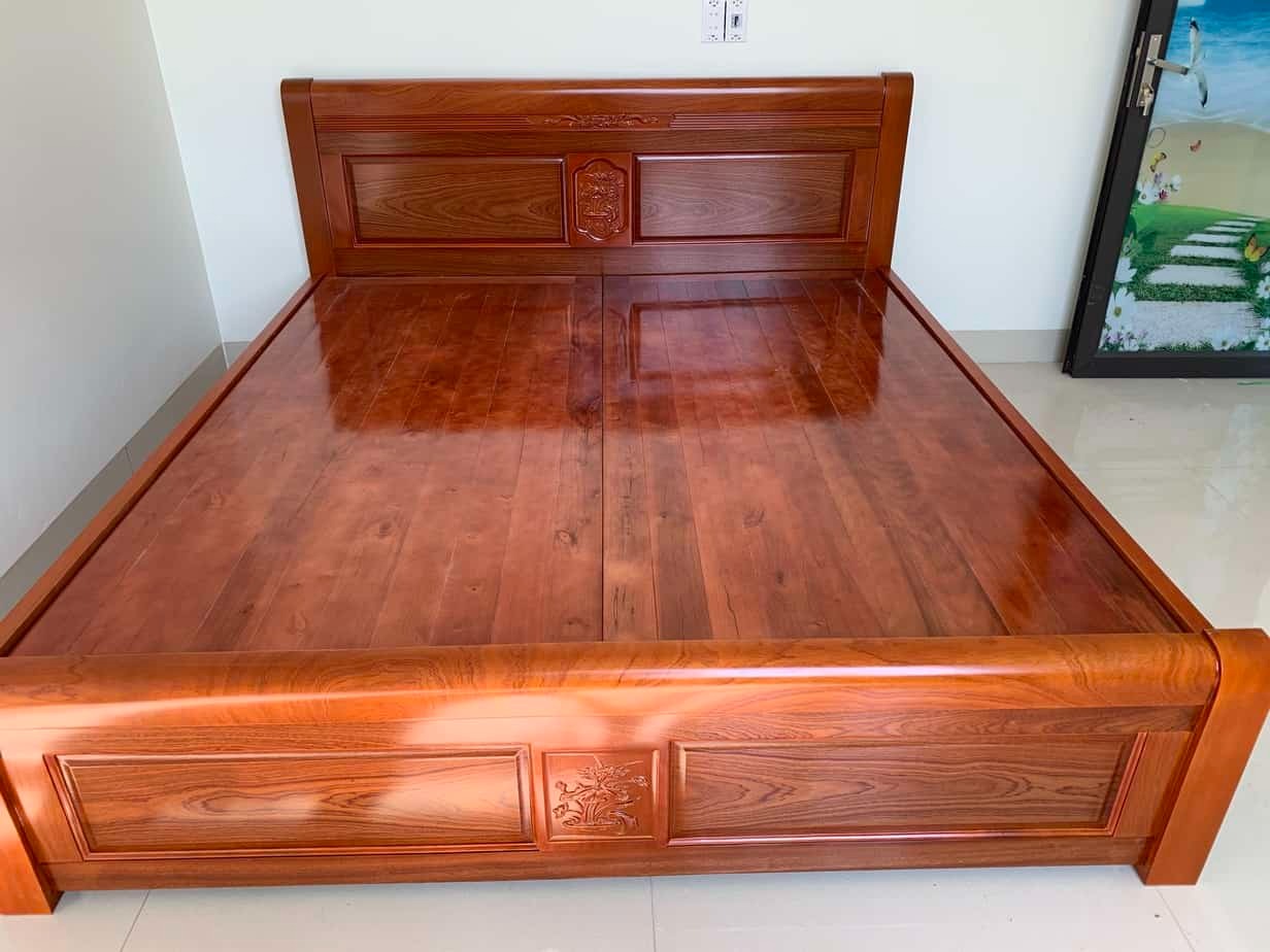 Giường gỗ tự nhiên màu nâu bóng với thiết kế hiện đại trong phòng ngủ.