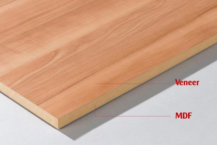 uu-diem-noi-bat-cua-go-mdf-phu-veneer-3 Tấm ván gỗ công nghiệp với lớp mặt Veneer và lõi MDF, nền sáng rõ chi tiết cấu trúc.