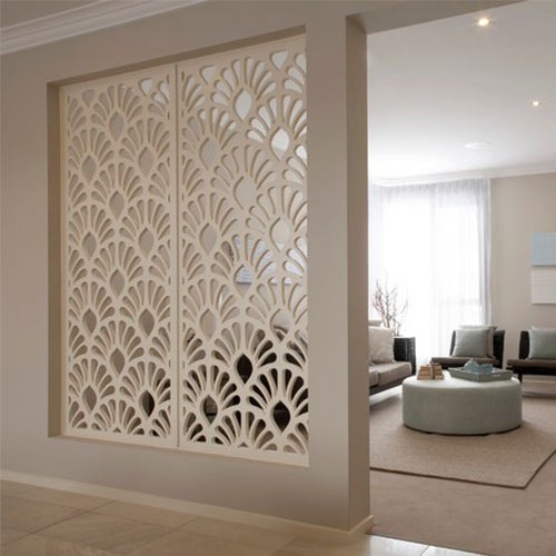 Vách ngăn họa tiết tinh xảo trong không gian phòng khách hiện đại, tạo điểm nhấn thẩm mỹ cho nội thất.