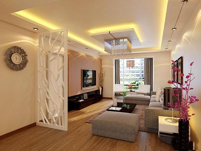 Phòng khách hiện đại với sofa xám, tivi treo tường, đèn chùm và cây trang trí tạo không gian ấm cúng.