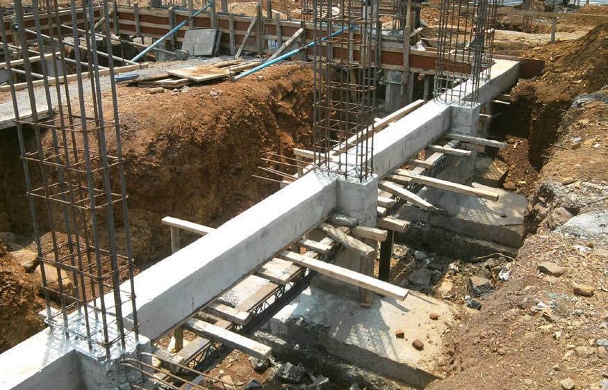 Công trình xây dựng với giàn giáo sắt thép, móng bê tông cốt thép đang trong giai đoạn thi công.