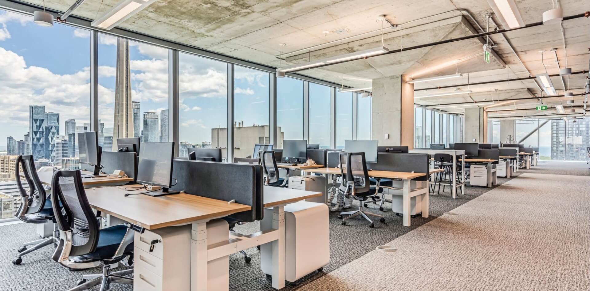 Văn phòng mở sử dụng chất liệu kính cao cấp