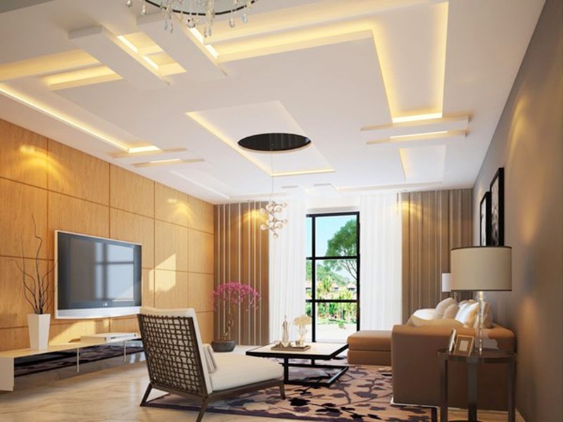 Phòng khách hiện đại với trần thạch cao, đèn LED, TV, ghế sofa và cửa sổ lớn nhìn ra ngoài trời.