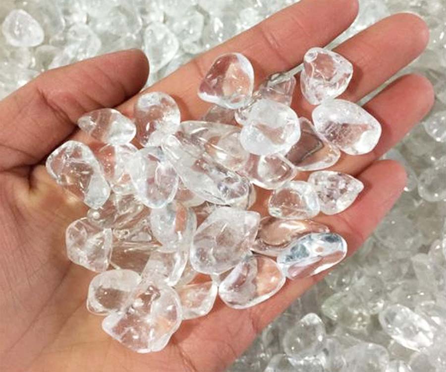Tay cầm nhiều viên đá thạch anh trong suốt, lung linh, phù hợp trang trí phong thủy và thiền định.