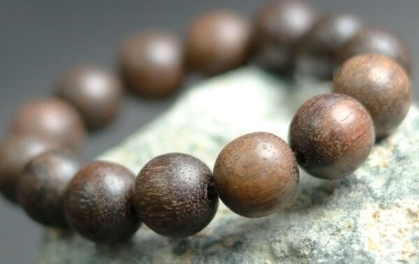 Vật phẩm tâm linh làm từ gỗ dâu rừng