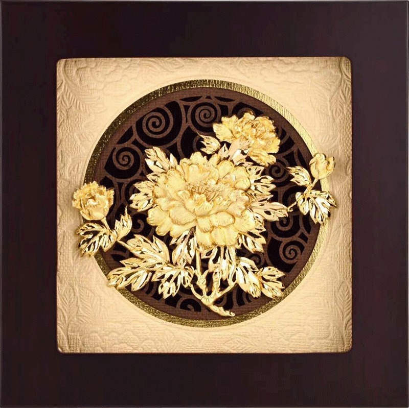 Tranh trang trí hoa mẫu đơn mạ vàng trên nền vải trang nhã, trong khung gỗ sang trọng.