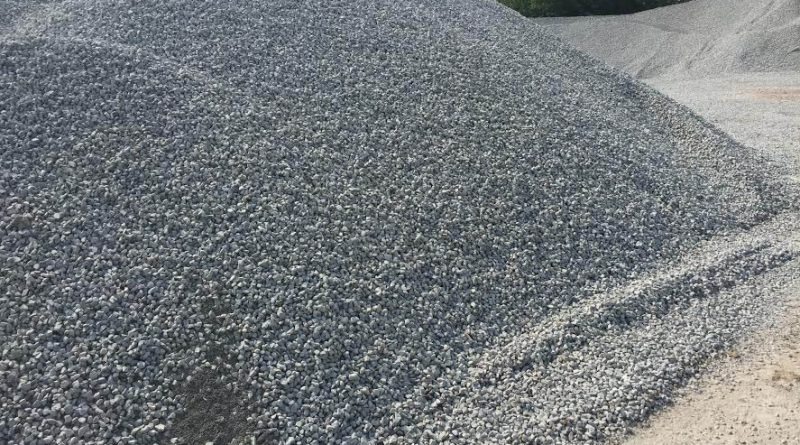 Đống sỏi lớn ngoài trời dưới ánh nắng, chuẩn bị cho xây dựng công trình.