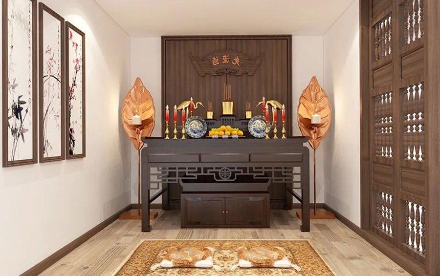 Phòng thờ truyền thống Việt Nam với bàn thờ, lư hương, đèn nến và tranh treo tường tinh tế.