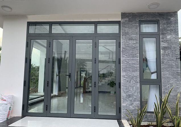 vko589ew7cgrlpj421da Cửa kính nhôm xingfa mặt tiền hiện đại tại nhà phố sang trọng, ánh sáng tự nhiên, trang trí nội thất tinh tế.