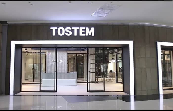 vsgn2zqh3p1b5mj9xeyd Mặt tiền sang trọng của cửa hàng Tostem trong trung tâm mua sắm hiện đại.