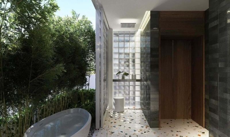 Phòng tắm ngoài trời với bồn tắm sang trọng, cây xanh và ánh sáng tự nhiên, tạo không gian thư giãn lý tưởng.