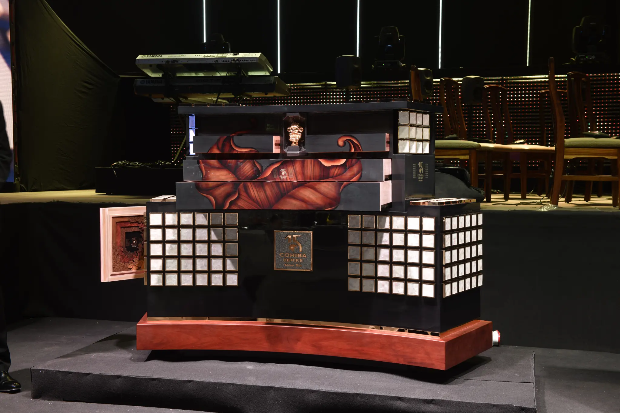 web-5 Hộp xì gà Cohiba Behike sang trọng trên sân khấu, có thiết kế ấn tượng và chi tiết tinh xảo.