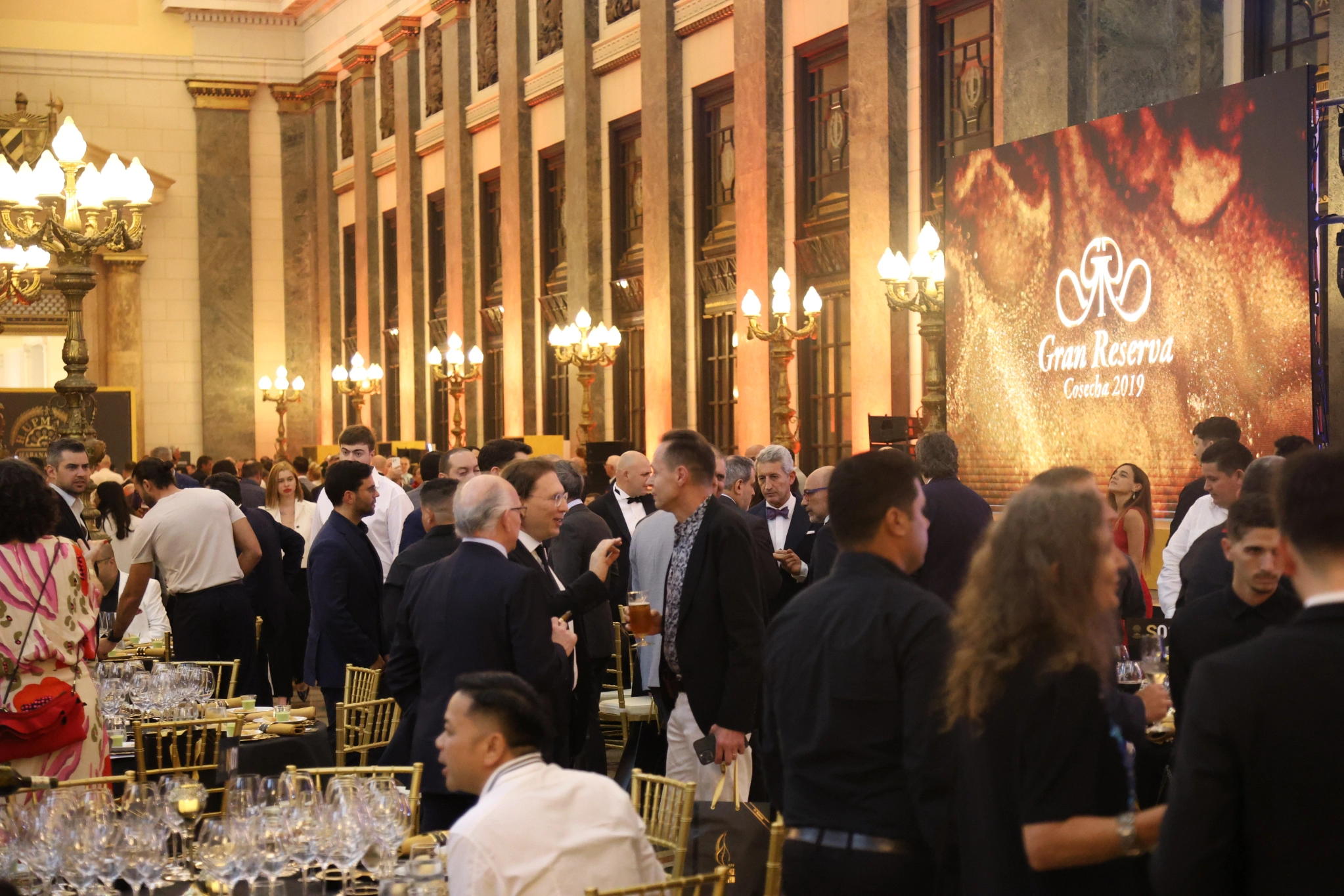 web4 Buổi tiệc sang trọng với nhiều khách mời tại sự kiện Gran Reserva 2019 trong khán phòng ấn tượng.